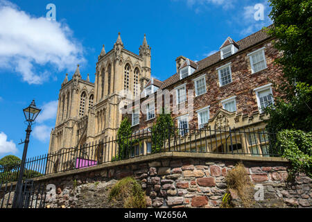 Bristol, Großbritannien - 30.Juni 2019: Ein Blick auf die Türme der prächtigen Kathedrale von Bristol neben der schönen Gebäude, in dem sich das Bristol Cathe Stockfoto