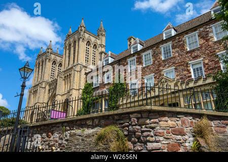 Bristol, Großbritannien - 30.Juni 2019: Ein Blick auf die Türme der prächtigen Kathedrale von Bristol neben der schönen Gebäude, in dem sich das Bristol Cathe Stockfoto