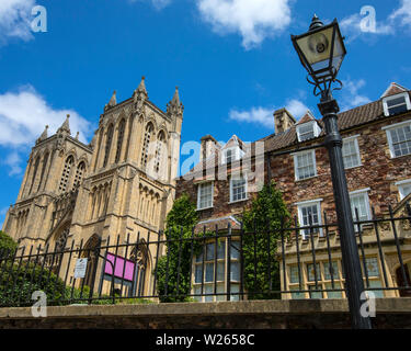 Bristol, Großbritannien - 30.Juni 2019: Ein Blick auf die Türme der prächtigen Kathedrale von Bristol neben der schönen Gebäude, in dem sich das Bristol Cathe Stockfoto