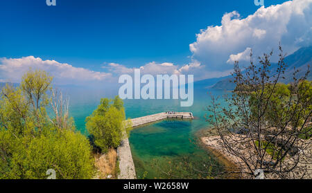 Ohrid, Mazedonien - April 2019: Kleine Landung Port am Ufer des Ohrid-Sees in Sveti Naum Stockfoto