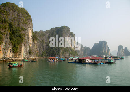 Die schwimmenden Dorf an den Wassern von Ha Long Bay, Vietnam Stockfoto