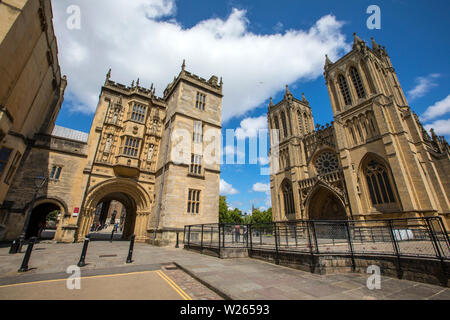 Ein Blick auf die prächtige Kathedrale von Bristol und große Torhaus in der Stadt Bristol, England. Stockfoto