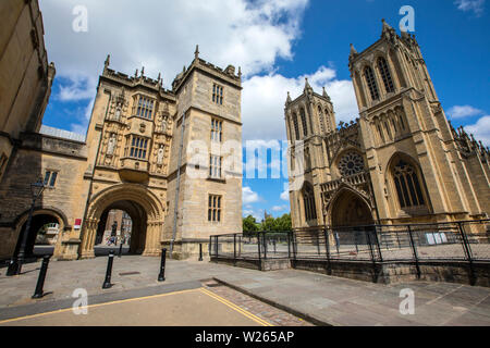 Ein Blick auf die prächtige Kathedrale von Bristol und große Torhaus in der Stadt Bristol, England. Stockfoto