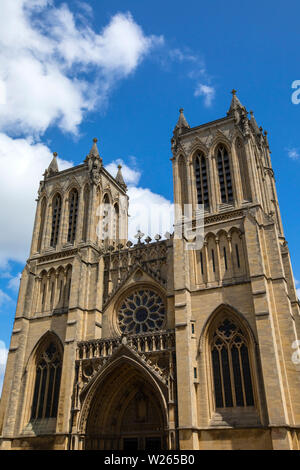 Bristol, Großbritannien - 30.Juni 2019: Blick auf die herrliche Fassade der Kathedrale von Bristol in der Stadt Bristol, UK. Stockfoto