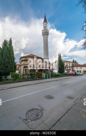 Ohrid, Mazedonien - April 2019: leere Straße vor der Moschee Minarett in Ohrid Stockfoto