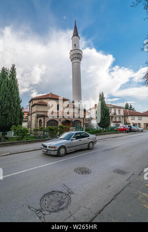 Ohrid, Mazedonien - April 2019: mit dem eigenen Auto fahren vor der Moschee Minarett in Ohrid Stockfoto