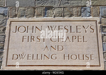 Bristol, Großbritannien - 30.Juni 2019: Schild am Eingang der neuen Zimmer, oder auch als John Wesleys erste Kapelle in Bristol, UK bekannt. 1739 von John W Stockfoto