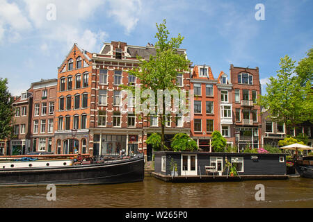 -Juli 10: Grachten der Stadt Amsterdam am 10. Juli 2016 in Amsterdam, Niederlande. Die historischen Grachten der Stadt umgeben von traditio Stockfoto