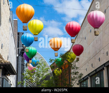 Bristol, Großbritannien - 30.Juni 2019: Hot Air Balloon Dekorationen am Eingang zum Einkaufszentrum Cabot Circus in der Stadt Bristol, UK. Stockfoto