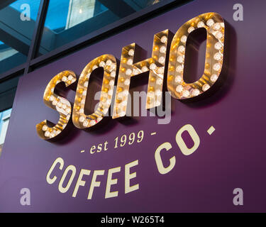 Bristol, Großbritannien - 30.Juni 2019: Das Soho Coffee Company Logo über dem Eingang einer Ihrer Filialen in der Stadt Bristol, UK. Stockfoto