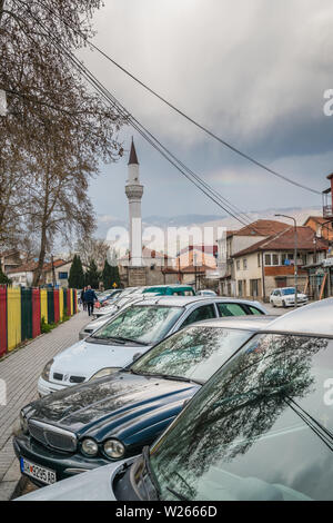 Ohrid, Mazedonien - April 2019: Reihe von privaten Autos vor Moschee Minarett in Ohrid geparkt Stockfoto