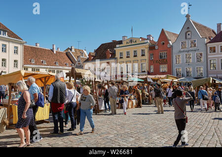 TALLINN, Estland - Juli 07, 2017: Touristen Menge Shopping genießen Sie die mittelalterliche Stadt, das in der ummauerten Stadt Tallinn Estland Stockfoto