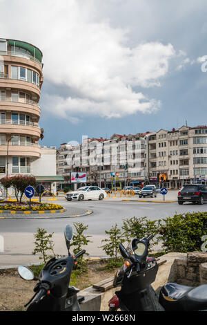 Ohrid, Mazedonien - April 2019: Autos auf einen Kreisverkehr in der Mitte von Ohrid Stadt Stockfoto