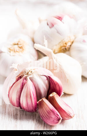 Heilung/Heilpflanzen: Knoblauch (Allium sativum) Glühlampen und einzelnen Zehen Stockfoto