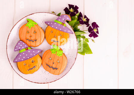 Hausgemachte Lebkuchen mit Bildern für Halloween Stockfoto