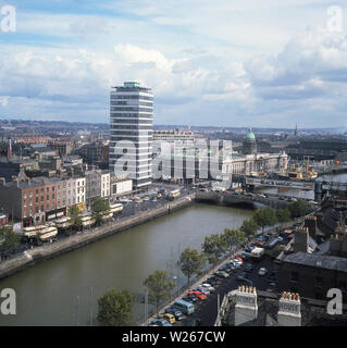 1960 s, historischen, einen Blick über die Skyline von Dublin, Irland, zeigen traditionelle Gebäude und Liberty Hall, ein modernes Bürogebäude steigen, der Fluss Liffey, die grüne Kuppel des Custom House, Werbetafeln und Doppeldeckerbusse. Stockfoto