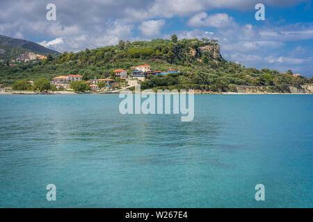 Zakynthos, Griechenland - April 2019: Hotels in den Hügeln in der Nähe von Keri Strand, vom Meer aus gesehen, Insel Zakynthos, Ionische Inseln Stockfoto