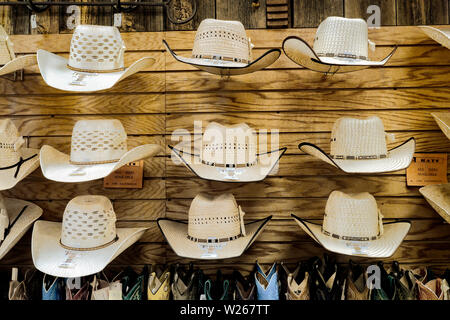 Cowboyhüte auf Verkauf in einem Westlichen ware store Gallup New Mexico USA Stockfoto