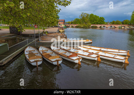 Traditionelle hölzerne Ruderboote mieten auf dem Fluss Avon in Stratford-upon-Avon, Warwickshire Stockfoto