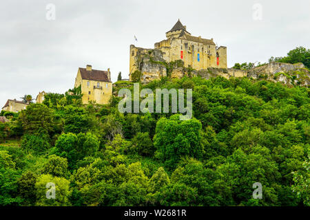 Château de Castelnaud-la-Chapelle, mittelalterliche Festung in der Ortschaft Castelnaud-la-Chapelle, mit Blick auf die Dordogne im Périgord, Süd Stockfoto