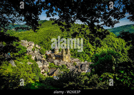 Ansicht von Conques Dorf und Kirche der Abtei von Sainte-Foy das Juwel der romanischen Kunst, Royal, Frankreich. Stockfoto