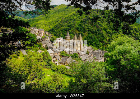 Ansicht von Conques Dorf und Kirche der Abtei von Sainte-Foy das Juwel der romanischen Kunst, Royal, Frankreich. Stockfoto