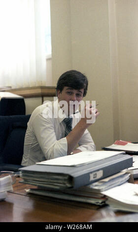 1970 s, historischen, ein Mann, Anfang der 30er Jahre, im Büro, am Schreibtisch, einem Unternehmen, Manager oder möglicherweise jemand in der Finanzabteilung oder ein Buchhalter, England, UK. Stockfoto