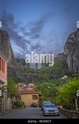 Meteora, Griechenland - April 2019: Autos auf der gepflasterten Straße in der kleinen Siedlung in Kastraki Meteora, Trikala Region geparkt Stockfoto