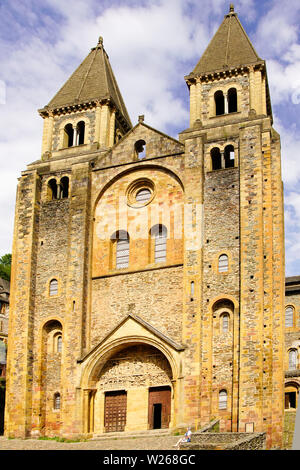 West - Fassade und das letzte Urteil Tympanon, Kirche der Abtei von Sainte-Foy, Conques, Royal, Frankreich. Stockfoto