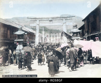 [1890s Japan - ikuta Jinja Matsuri, Kobe] - eine Menschenmenge genießen ein Matsuri (religiöses Fest) umgibt die Steinlaternen und erschrocken torii Tor am Eingang weg zu Ikuta Jinja, ein Shinto Schrein in Kobe, Hyogo Präfektur. Der Schrein ist einer der ältesten Schreine in Japan und ist in der Nihon Shoki, die zweite älteste Buch der klassischen japanischen Geschichte erwähnt. Der Schlacht von Ichi no Tani (1184) fand in und um ikuta Schrein. 19 Vintage albumen Foto. Stockfoto