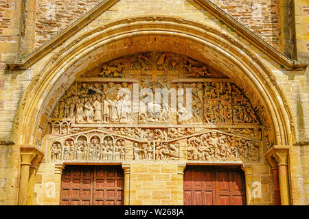 Das Tympanon zeigt Letzten Gericht, Conques romanische Kirche der Abtei Ste-Foy, Royal, Frankreich. Stockfoto