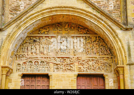 Das Tympanon zeigt Letzten Gericht, Conques romanische Kirche der Abtei Ste-Foy, Royal, Frankreich. Stockfoto