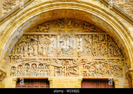 Das Tympanon zeigt Letzten Gericht, Conques romanische Kirche der Abtei Ste-Foy, Royal, Frankreich. Stockfoto