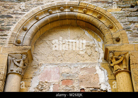 Flachrelief Zahlen über Conques romanische Abtei Ste-Foy, Royal, Frankreich. Stockfoto