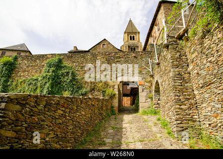 Wunderschönen mittelalterlichen Dorf Conques und seine Kirche mit seinen prächtigen Tympanon, das bleibt eines der wichtigsten Zentren der Kunst und spirituali Stockfoto