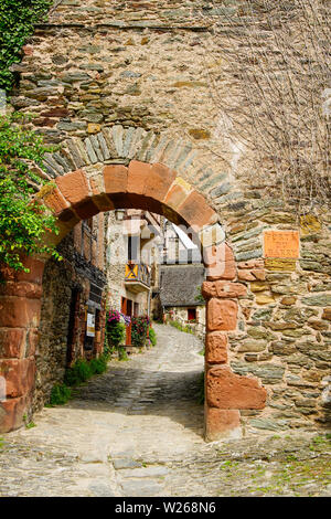 Wunderschönen mittelalterlichen Dorf Conques und seine Kirche mit seinen prächtigen Tympanon, das bleibt eines der wichtigsten Zentren der Kunst und spirituali Stockfoto