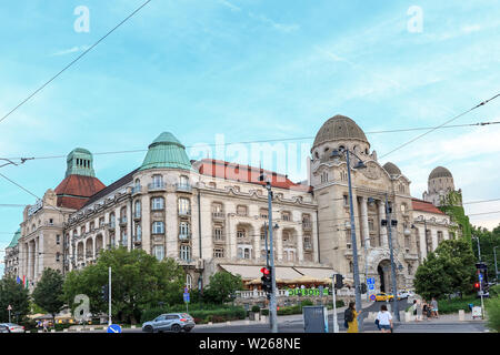 Budapest, Ungarn - 15. Juni 2019: Strasse mit Häusern im Stadtzentrum. Gellert Hotel in einem alten Gebäude Stockfoto