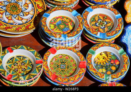 Souvenir Shop mit typischen Erzeugnissen aus Keramik in Erice. Stockfoto