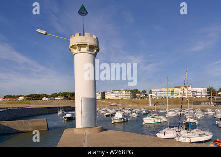 Leuchtturm im Hafen von Saint-Michel-Chef-Chef in der Gironde in Frankreich. Stockfoto