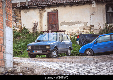 Ohrid, Mazedonien - April 2019: Kleine alte Autos auf einer gepflasterten Straße in der Altstadt von Ohrid geparkt Stockfoto