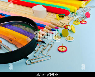 Bunte school suplies gegen Hellblauer Hintergrund mit kopieren. Zurück zum Konzept der Schule, Blick diagonal. Stockfoto