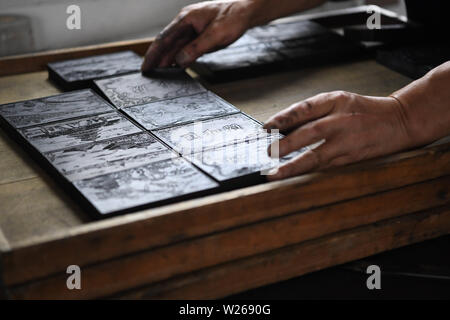 (190706) - JINGDE, Juli 6, 2019 (Xinhua) - Wang Chunlin trocknet das Öl Ruß inksticks Jingde County, in der ostchinesischen Provinz Anhui, 4. Juli 2019. Wang Chunlin, ein provinzieller Ebene Erbe der traditionellen handgemachten Öl russ Tinte in Anhui, begann Öl russ Tinte von seinem Vater im Alter von 14 Jahren zu machen. Das Öl Ruß inkstick mit traditionellen Techniken aus der Ruß von verbrannten Tung öl oder verschiedene andere Öle mit glatten Linien und hellen Glanz. Zusammen mit dem inkstone, Pinsel und Papier, die inkstick gilt als einer der "Vier Schätze der Studie "im klassischen Chinesisch l Stockfoto