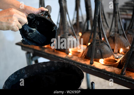 (190706) - JINGDE, Juli 6, 2019 (Xinhua) - Wang Chunlin sammelt die soots von verbranntem Öl Ruß inksticks in Jingde Grafschaft zu machen, der ostchinesischen Provinz Anhui, 4. Juli 2019. Wang Chunlin, ein provinzieller Ebene Erbe der traditionellen handgemachten Öl russ Tinte in Anhui, begann Öl russ Tinte von seinem Vater im Alter von 14 Jahren zu machen. Das Öl Ruß inkstick mit traditionellen Techniken aus der Ruß von verbrannten Tung öl oder verschiedene andere Öle mit glatten Linien und hellen Glanz. Zusammen mit dem inkstone, Pinsel und Papier, die inkstick gilt als einer der "Vier Schätze der Stockfoto