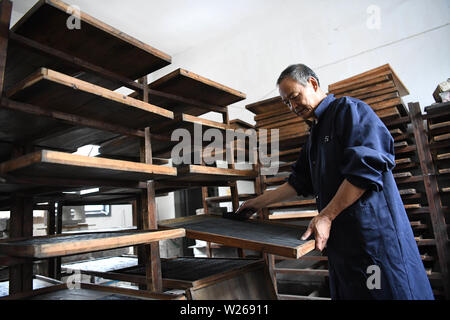 (190706) - JINGDE, Juli 6, 2019 (Xinhua) - Wang Chunlin trocknet das Öl Ruß inksticks Jingde County, in der ostchinesischen Provinz Anhui, 4. Juli 2019. Wang Chunlin, ein provinzieller Ebene Erbe der traditionellen handgemachten Öl russ Tinte in Anhui, begann Öl russ Tinte von seinem Vater im Alter von 14 Jahren zu machen. Das Öl Ruß inkstick mit traditionellen Techniken aus der Ruß von verbrannten Tung öl oder verschiedene andere Öle mit glatten Linien und hellen Glanz. Zusammen mit dem inkstone, Pinsel und Papier, die inkstick gilt als einer der "Vier Schätze der Studie "im klassischen Chinesisch l Stockfoto