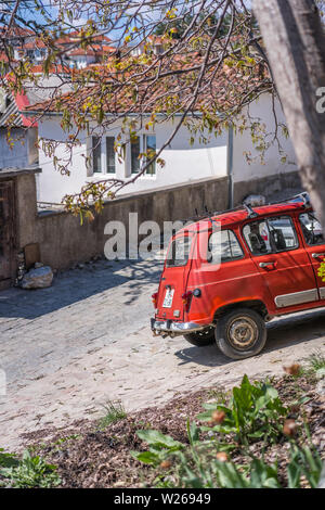 Ohrid, Mazedonien - April 2019: Kleine alte Autos auf einer gepflasterten Straße in der Altstadt von Ohrid geparkt Stockfoto