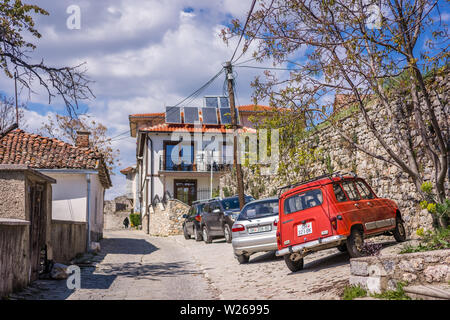 Ohrid, Mazedonien - April 2019: Kleine alte Autos auf einer gepflasterten Straße in der Altstadt von Ohrid geparkt Stockfoto