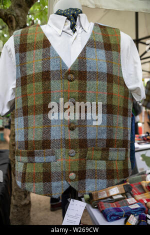 : Von einem Mann gilet von Harris Tweed in der Schottischen Muster hängen auf einem Markt Stall in der Nähe Stockfoto