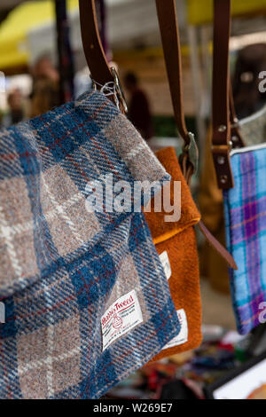 : Von einem Mann gilet von Harris Tweed in der Schottischen Muster hängen auf einem Markt Stall in der Nähe Stockfoto