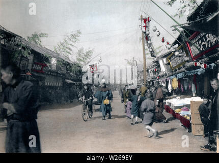 [1900s Japan - Japanische Neues Jahr - Dekorationen] - Bambus Dekorationen Herald das Kommen des neuen Jahres am toshino-ichi Markt. Dieses Bild ist Teil des neuen Jahres in Japan, ein Buch von Kobe veröffentlicht Fotograf Kozaburo Tamamura 1906 (Meiji 39). 20. Jahrhundert vintage Lichtdruck drucken. Stockfoto