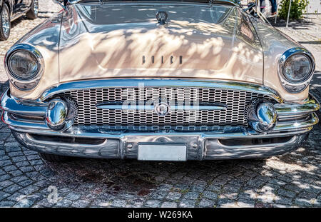 Die glänzende Vorderseite eines Buick Super Riviera von 1955 Stockfoto